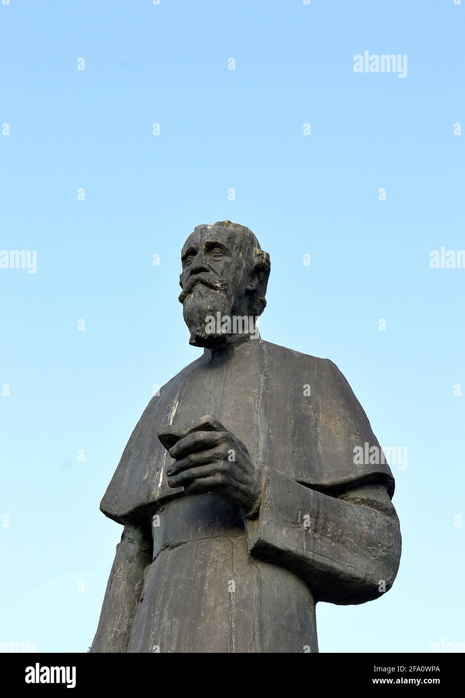 BUCAREST, ROMANIA - 26 FEBBRAIO 2021: Statua di Monsignor Vladimir Ghika, sacerdote cattolico romano, fondatore del primo ospedale libero rumeno e primo a. Foto Stock