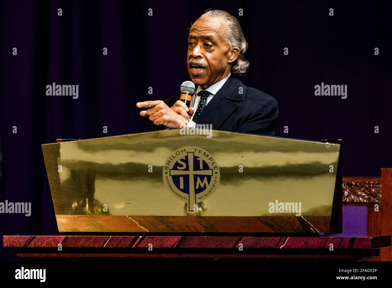 MINNEAPOLIS, M.N., STATI UNITI. 20 Apr 2021. Il reverendo al Sharpton parla durante il servizio commemorativo di Daunte Wright presso i Ministeri internazionali del Tempio di Shiloh a Minneapolis, M.N., U.S.A., martedì 20 aprile, 2021. Wright è stato ucciso dal poliziotto Kimberly Ann Potter, che sostiene di aver pensato di schierare un trasatore quando Wright ha tentato di fuggire dalla polizia quando ha tentato di metterlo in arresto per un mandato in sospeso durante un arresto del traffico per le etichette di registrazione scadute. Credit: Samuel Corum/CNP | Usage worldwide Credit: dpa/Alamy Live News Foto Stock