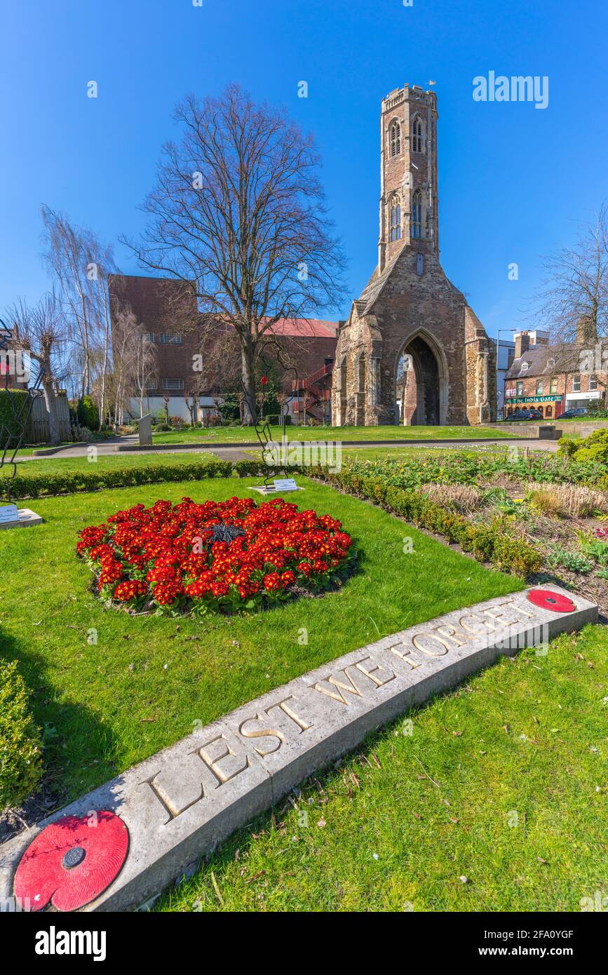 Vista della Greyfriars Tower, memoriale di guerra in primavera in Tower Gardens, King's Lynn, Norfolk, Inghilterra, Regno Unito, Europa Foto Stock