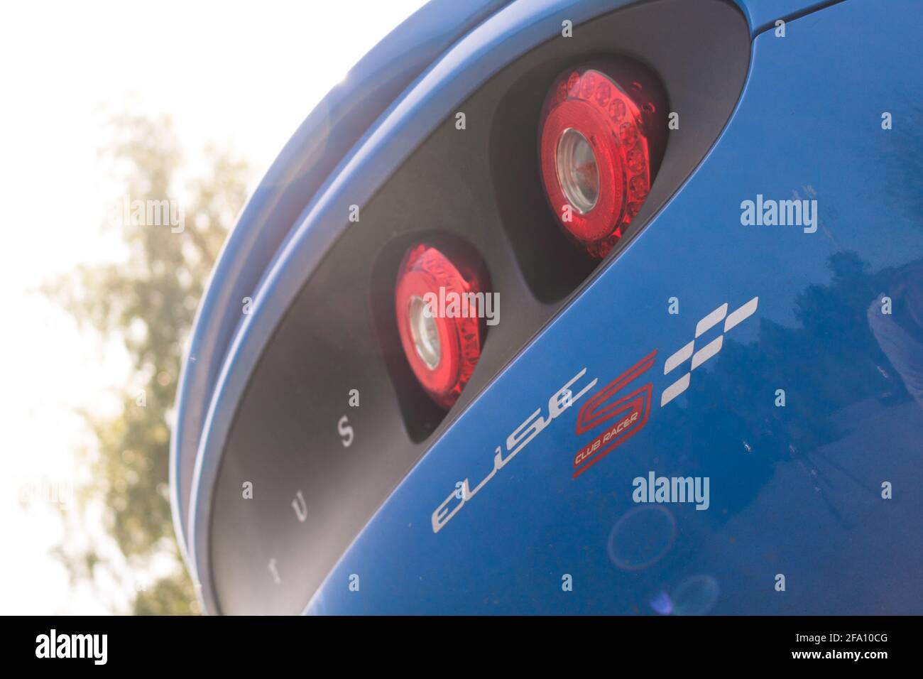 Un Blue 2017 Lotus Elise S Club Racer con finiture posteriori Satin Black e decalcomanie White e Red Elise S Club Racer. Foto Stock