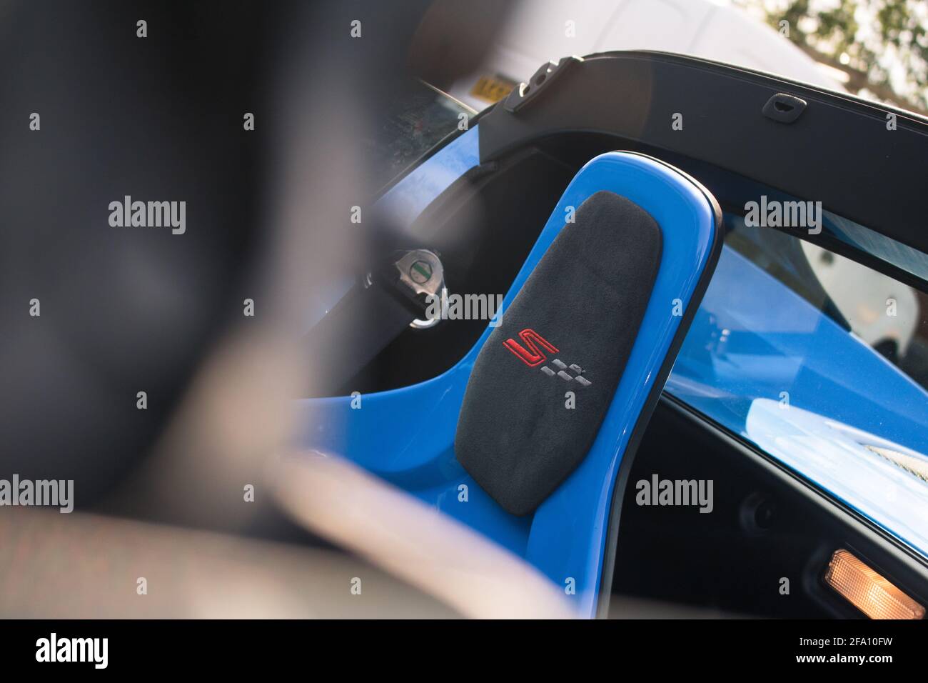 Un Blue 2017 Lotus Elise S Club Racer con interni blu e nero con cuciture rosse nel poggiatesta. Foto Stock