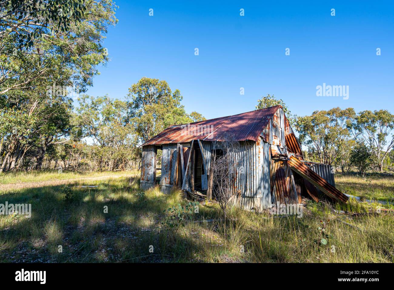 Abbandonato ferro corrugato capannone da stagno miniera era, Emmaville, New England Tablelands, NSW Australia Foto Stock