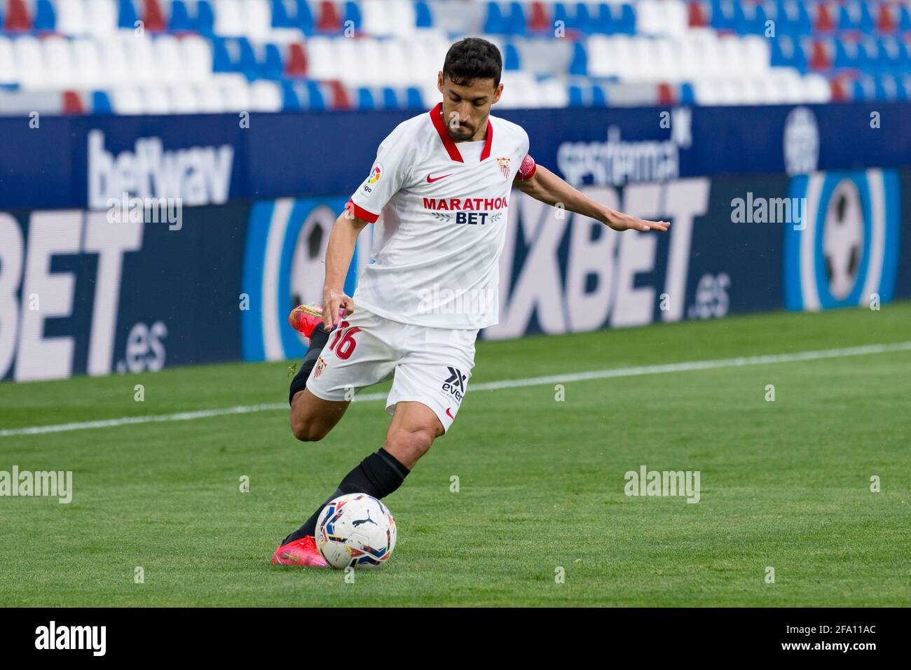 Valencia, Spagna. 21 Apr 2021. Jesus Navas Gonzalez del FC di Siviglia visto in azione durante la partita di calcio spagnola la Liga tra Levante e Siviglia allo stadio di Ciutat de Valencia.(Punteggio finale; Levante UD 0:1 Sevilla FC) Credit: SOPA Images Limited/Alamy Live News Foto Stock