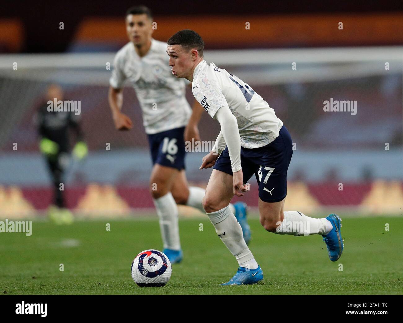 Birmingham, Inghilterra, 21 aprile 2021. Phil Foden di Manchester City durante la partita della Premier League a Villa Park, Birmingham. L'immagine di credito dovrebbe essere: Darren Staples / Sportimage Foto Stock