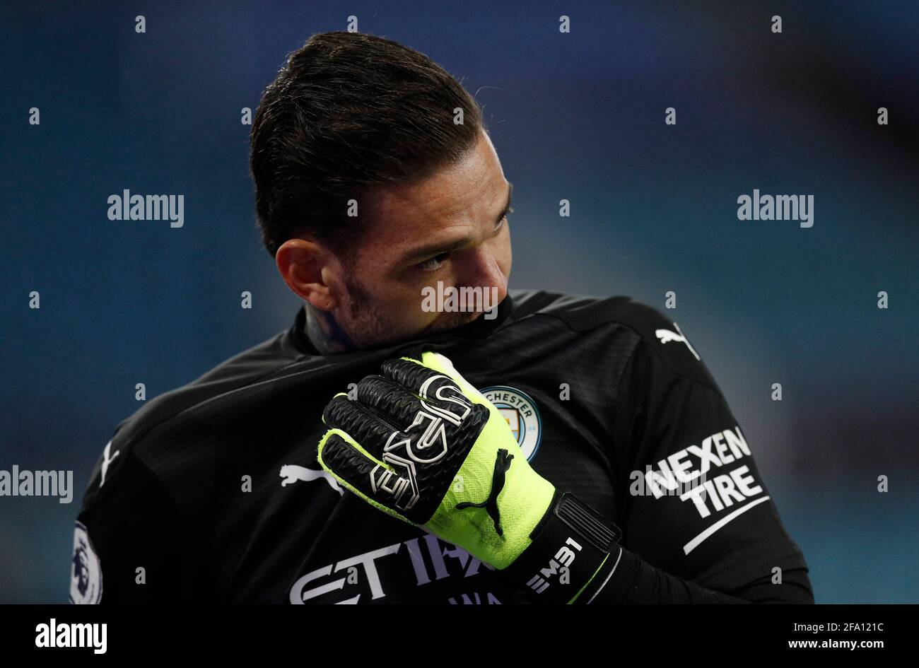 Birmingham, Inghilterra, 21 aprile 2021. Ederson di Manchester City durante la partita della Premier League a Villa Park, Birmingham. L'immagine di credito dovrebbe essere: Darren Staples / Sportimage Foto Stock