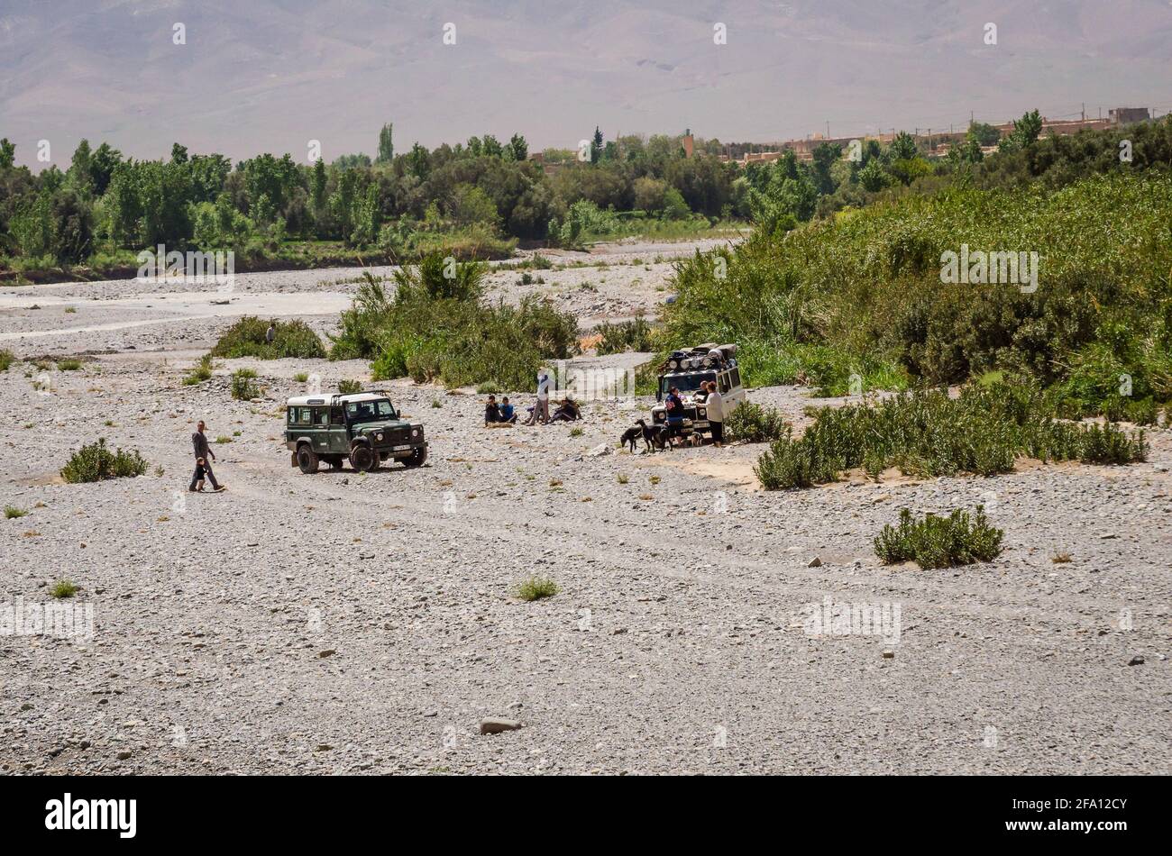 Tillicht, Marocco - 11 aprile 2015. Turisti francesi che si rompono nel fiume Ziz pietra a secco Foto Stock