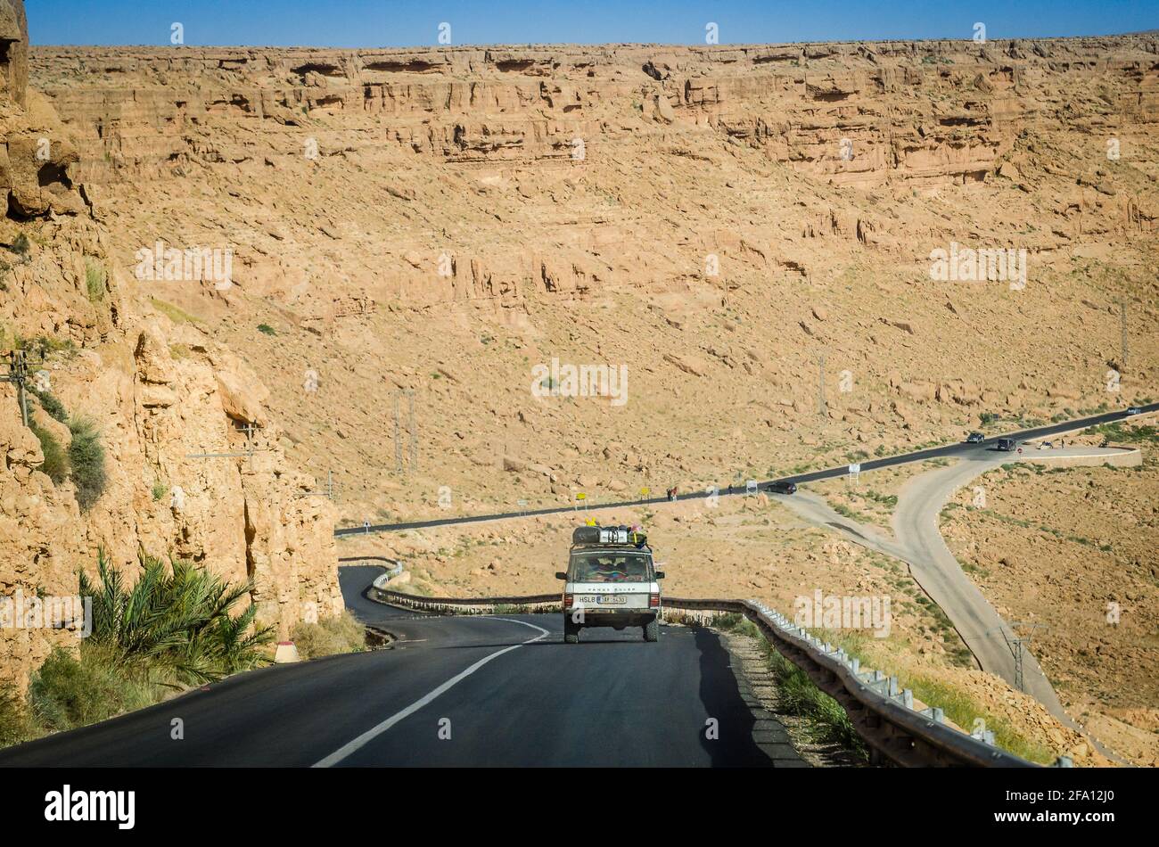 Madkhal Meski, Marocco - 12 aprile 2015. Auto fuoristrada d'epoca in arrivo sulla nuova strada del catrame intorno alla valle di Ziz Foto Stock
