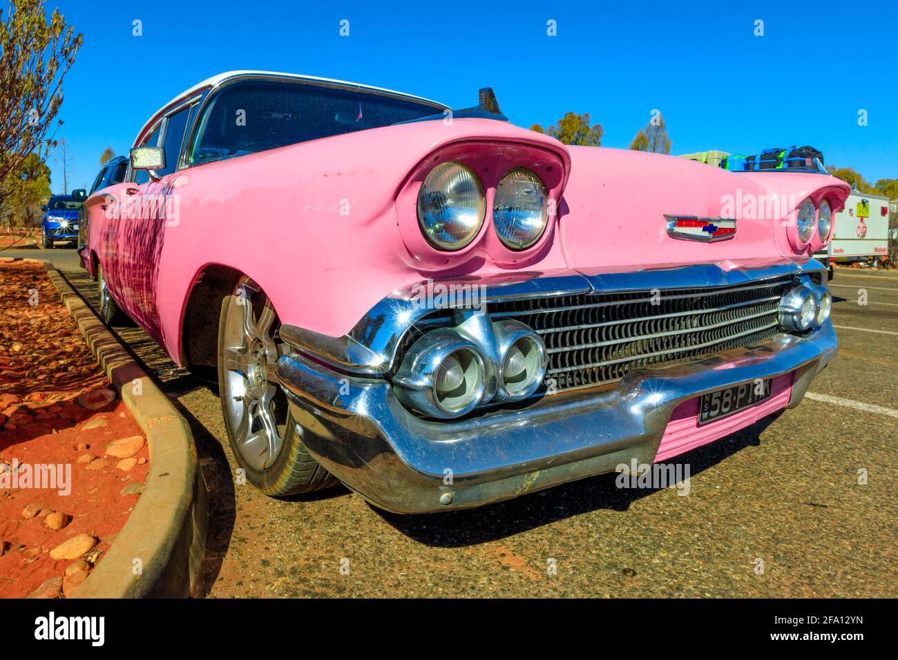 Yulara, Northern Territory, Australia - 24 agosto 2019: Vista frontale di una lussuosa auto rosa Chevrolet Bel Air III d'epoca. Famosa auto classica realizzata nel 1958 Foto Stock