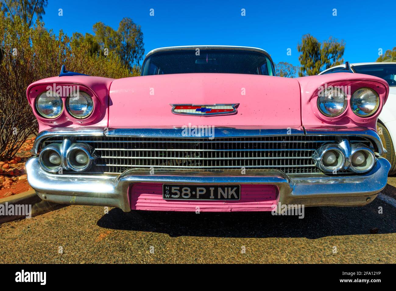 Yulara, territorio del Nord, Australia - 24 agosto 2019: Vista frontale del lussuoso Chevrolet Bel Air III rosa vintage, vicino a Uluru-Kata Tjuta National Foto Stock