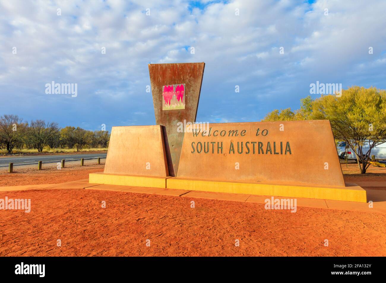 Australia Meridionale, Australia - 27 agosto 2019: Segnale di confine tra gli stati australiani, il territorio del Nord e l'Australia Meridionale sulla A87 Stuart Highway. Sud Foto Stock