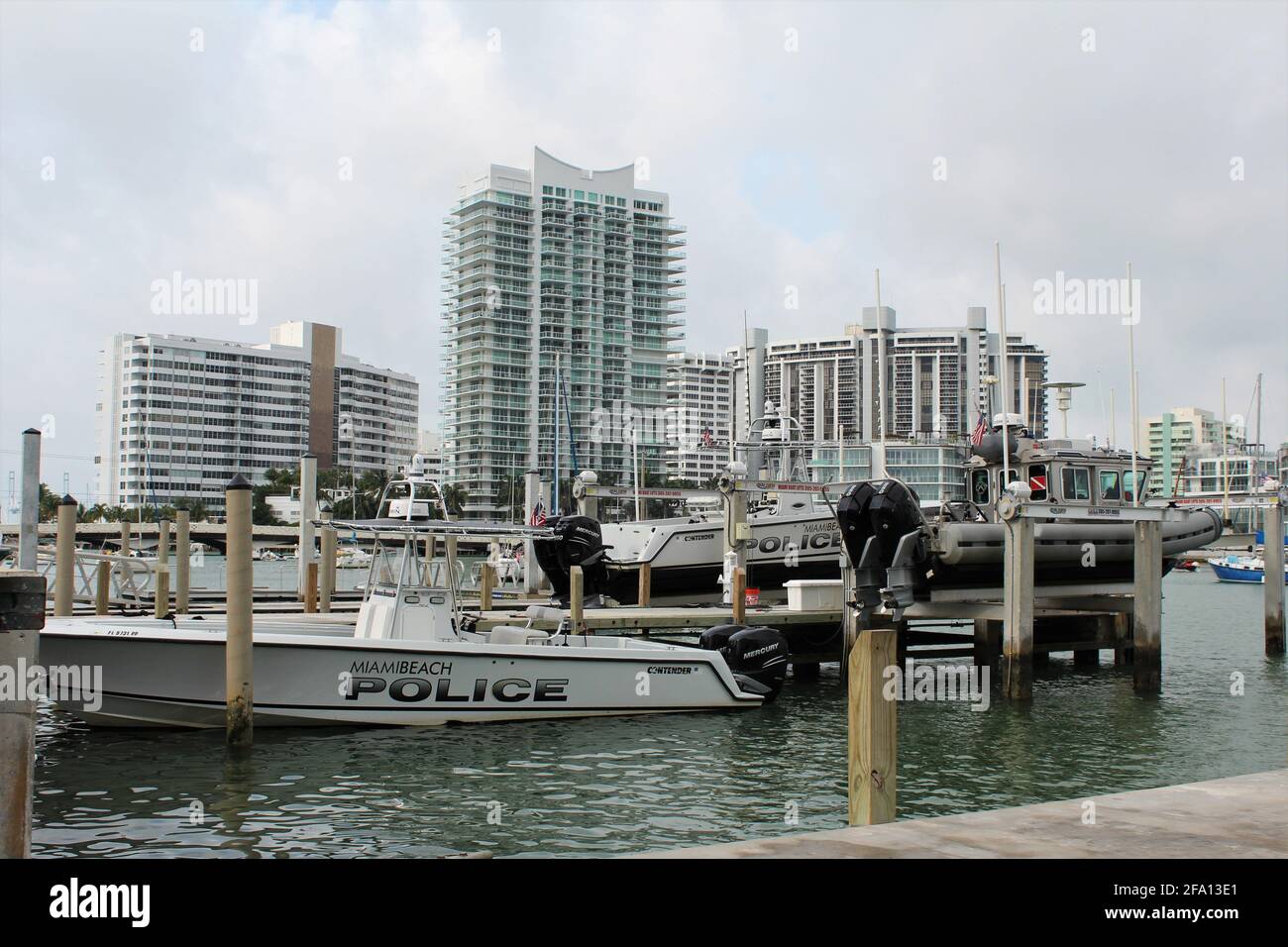 Miami Beach Police Marine Patrol barca e rimorchiatore parcheggiato su un ponte vicino alla baia. Ancorato. Situato al Maurice Gibb Memorial Park Foto Stock