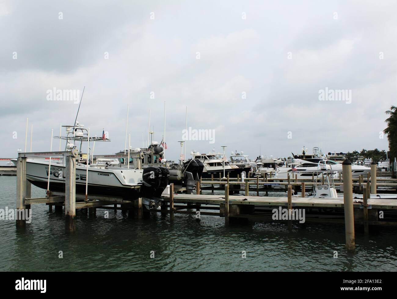 Miami Beach Police Marine Patrol barca parcheggiata su un ponte presso la baia. Ancorato. Situato al Maurice Gibb Memorial Park Foto Stock