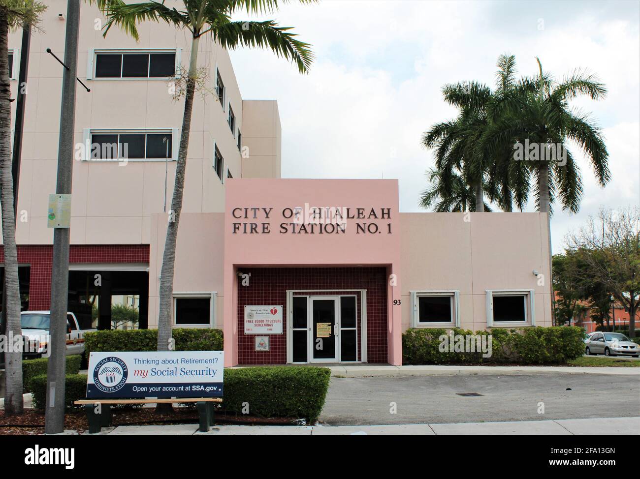 La stazione dei vigili del fuoco della città di Hialeah numero 1 è davanti all'esterno dell'edificio. Foto Stock