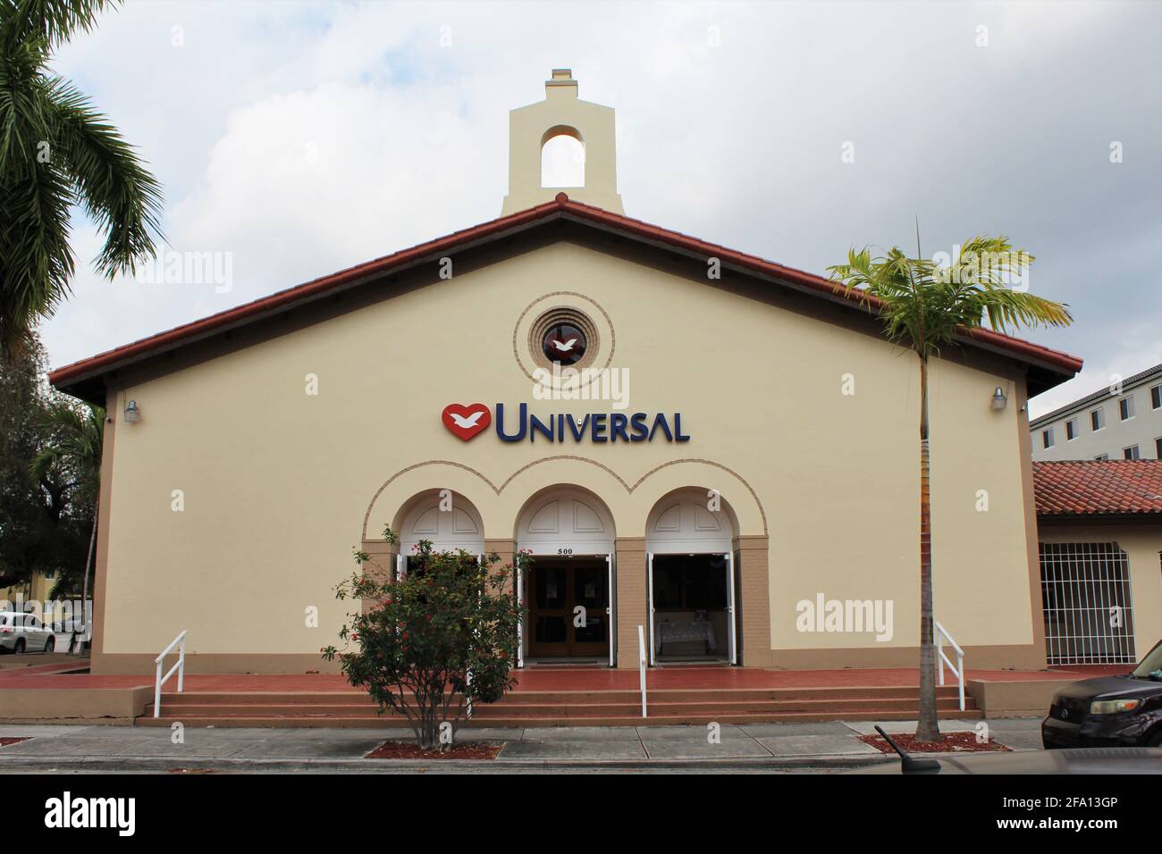 Facciata della Chiesa universale del Regno di Dio a Hialeah, Florida. Luogo di culto. Teologia, Bibbia e Dio Foto Stock