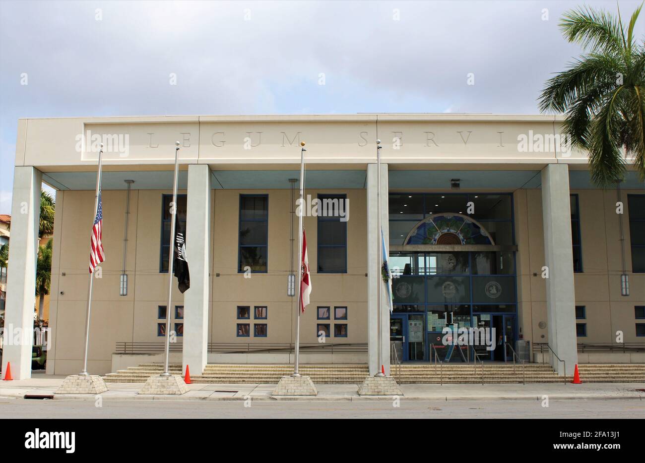 Esterno della corte distrettuale di Hialeah nella città di Hialeah. Bandiere e testo incisi sull'edificio che legge Legum Servi Sum. Miami-Dade Clerk dei tribunali Foto Stock