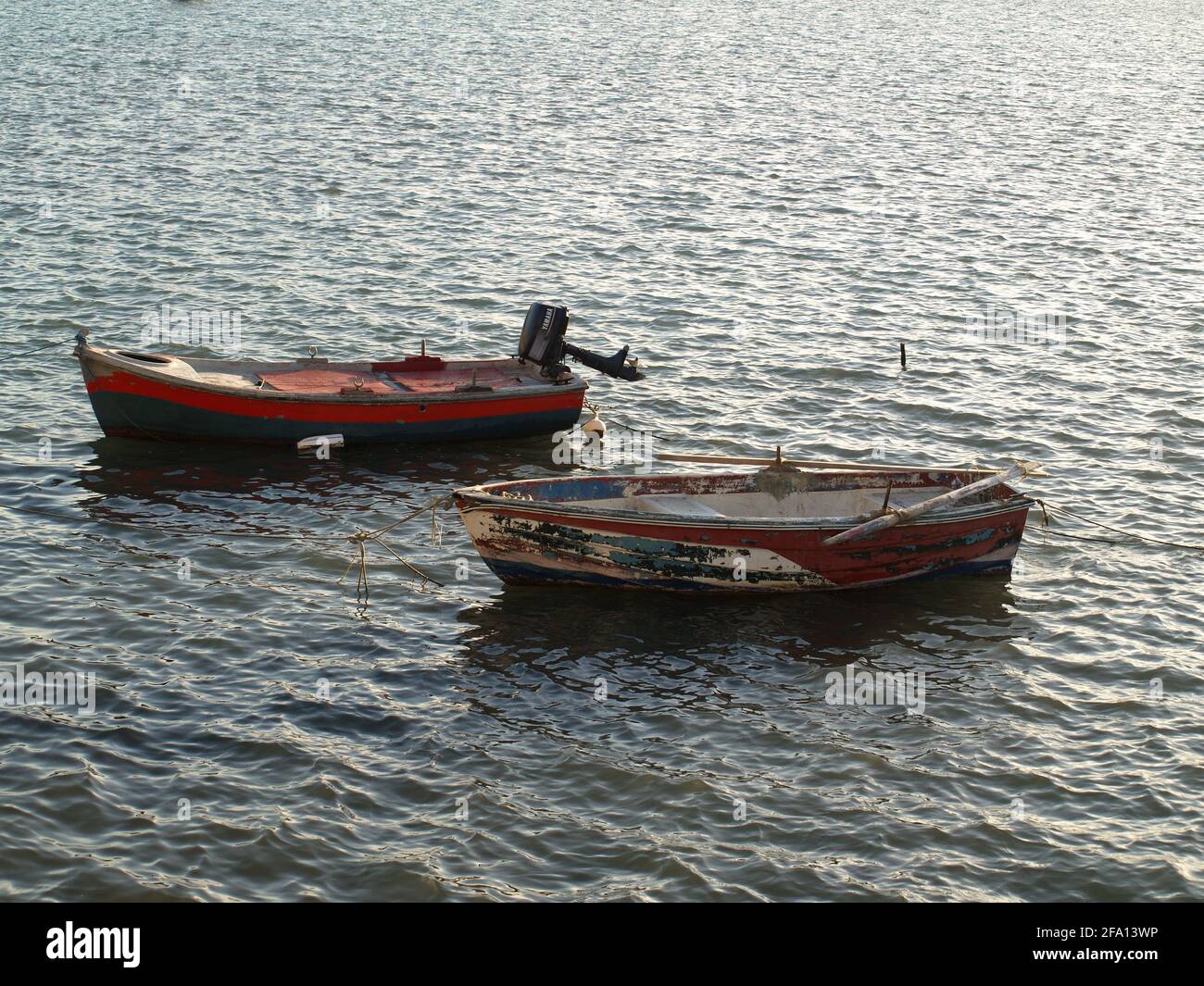 Piccole barche da pesca a Kanoni, Corfù, Grecia, a mouse Island, Pontikonissi Foto Stock