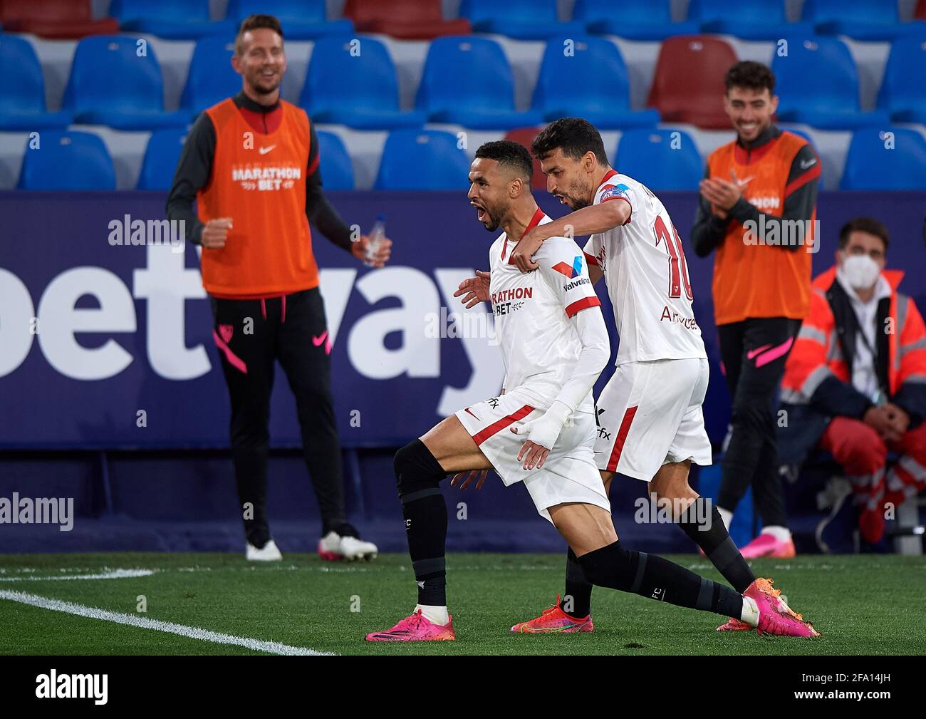 Valencia, Spagna. 21 Apr 2021. Youssef en-Nesyri (L) di Siviglia festeggia il 21 aprile 2021 durante una partita di calcio della Lega Spagnola tra Levante UD e Sevilla CF a Valencia, Spagna. Credit: Pablo Morano/Xinhua/Alamy Live News Foto Stock