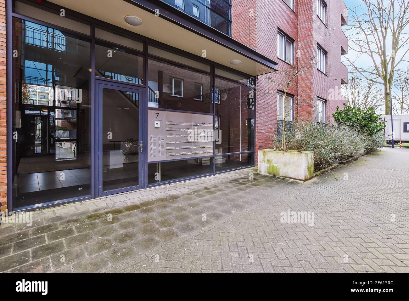 Ingresso di un moderno edificio di appartamenti Foto Stock