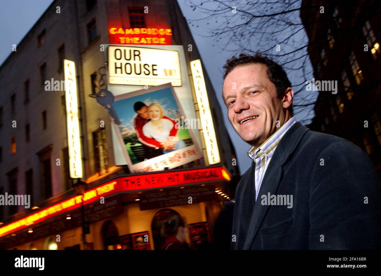 Il produttore teatrale Paul Roberts fuori dal Cambridge Theatre di Covent Gaden.6 Dicembre 2002 foto Andy Paradise Foto Stock
