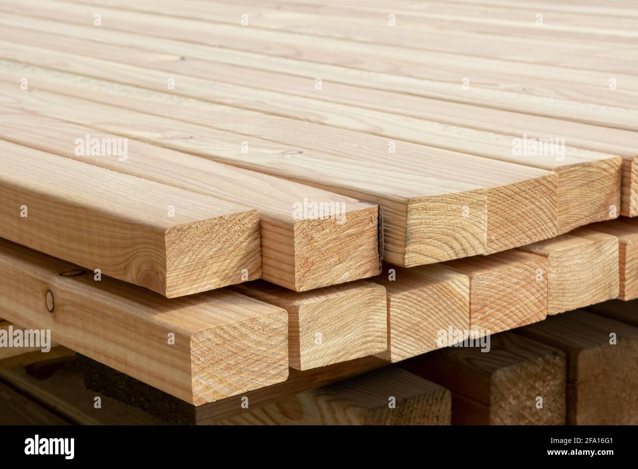 Pile di tavole di legno di pino in un negozio o in cantiere. Tavole di legno  grezzo naturale, legname, legno industriale, legname Foto stock - Alamy