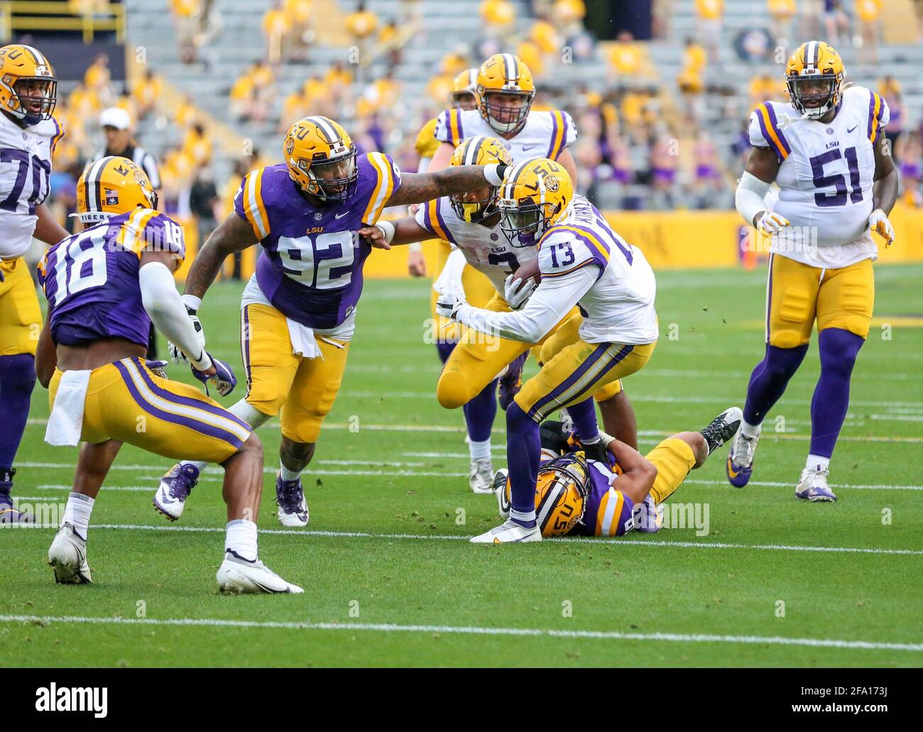 17 aprile 2021: Jontre Kirklin (13) riceve Jontre Kirklin (LSU Wide Receiver) viene affrontato dal linebacker Jared Small (58) e Neil Farrell Jr. (92) come il lineman osenthal (51) guarda sopra durante il gioco di primavera nazionale L Club LSU al Tiger Stadium a Baton Rouge, LA. Jonathan Mailhes/CSM Foto Stock