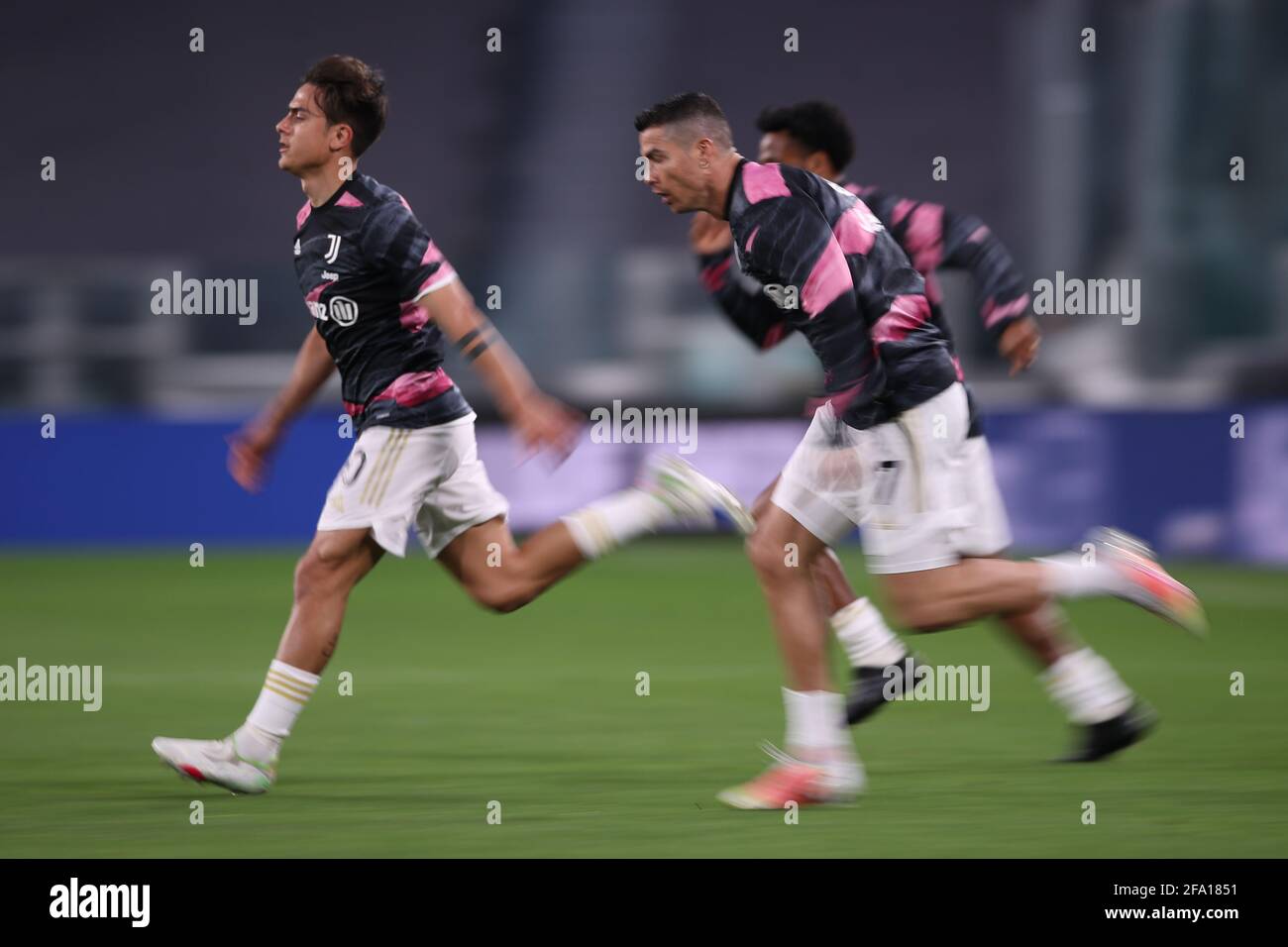 Torino, Italia, 21 aprile 2021. Paulo Dybala, Cristiano Ronaldo e Juan Cuadrado di Juventus sprint durante il warm up prima della serie A partita allo stadio Allianz di Torino. Il credito immagine dovrebbe essere: Jonathan Moscrop / Sportimage Credit: Sportimage/Alamy Live News Foto Stock