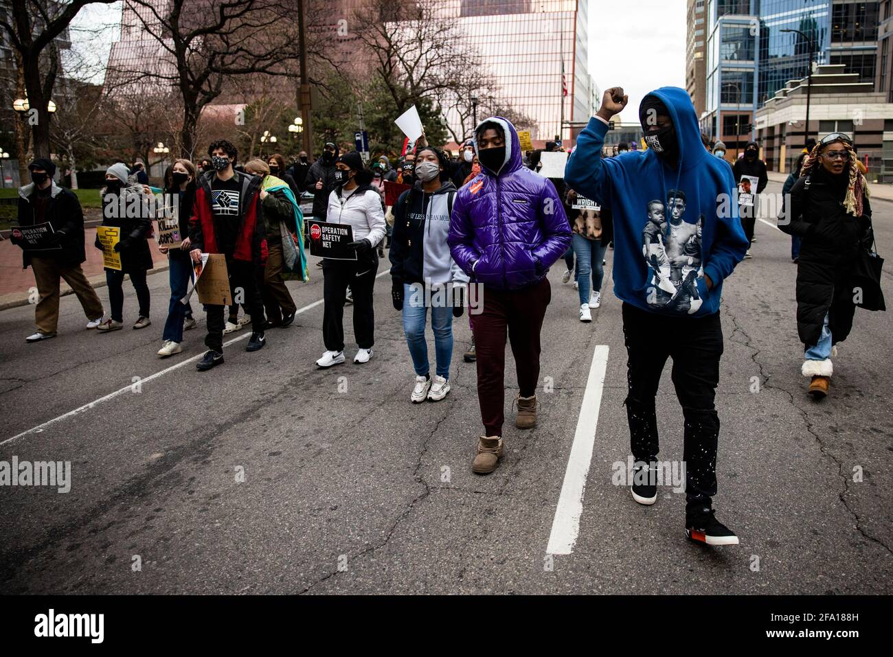 Minneapolis, Minnn., Stati Uniti. 21 Apr 2021. I manifestanti di Black Lives Matter si riuniscono di fronte al tribunale della contea di Hennepin a Minneapolis, Minneapolis, Stati Uniti, mercoledì 21 aprile, 2021. Le proteste sono continuate dopo che l'ex poliziotto Derek Chauvin è stato giudicato colpevole di tutte le accuse nell'omicidio di George Floyd e Daunte Wright è stato ucciso dalla polizia che ha condotto una fermata del traffico mentre Chauvin era in fase di processo. Credit: Samuel Corum/CNP | Usage worldwide Credit: dpa/Alamy Live News Foto Stock