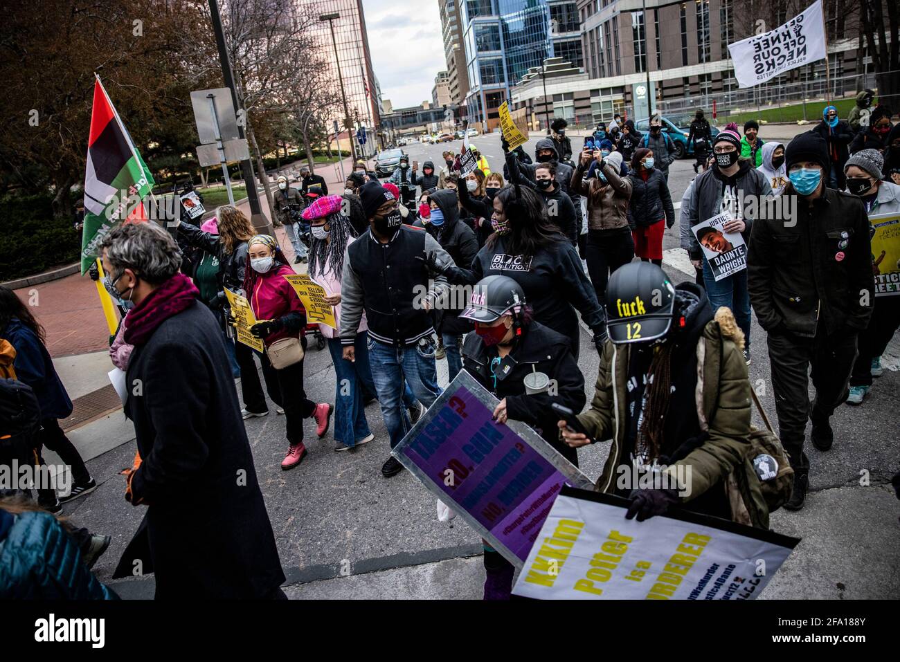 Minneapolis, Minnn., Stati Uniti. 21 Apr 2021. I manifestanti di Black Lives Matter si riuniscono di fronte al tribunale della contea di Hennepin a Minneapolis, Minneapolis, Stati Uniti, mercoledì 21 aprile, 2021. Le proteste sono continuate dopo che l'ex poliziotto Derek Chauvin è stato giudicato colpevole di tutte le accuse nell'omicidio di George Floyd e Daunte Wright è stato ucciso dalla polizia che ha condotto una fermata del traffico mentre Chauvin era in fase di processo. Credit: Samuel Corum/CNP | Usage worldwide Credit: dpa/Alamy Live News Foto Stock