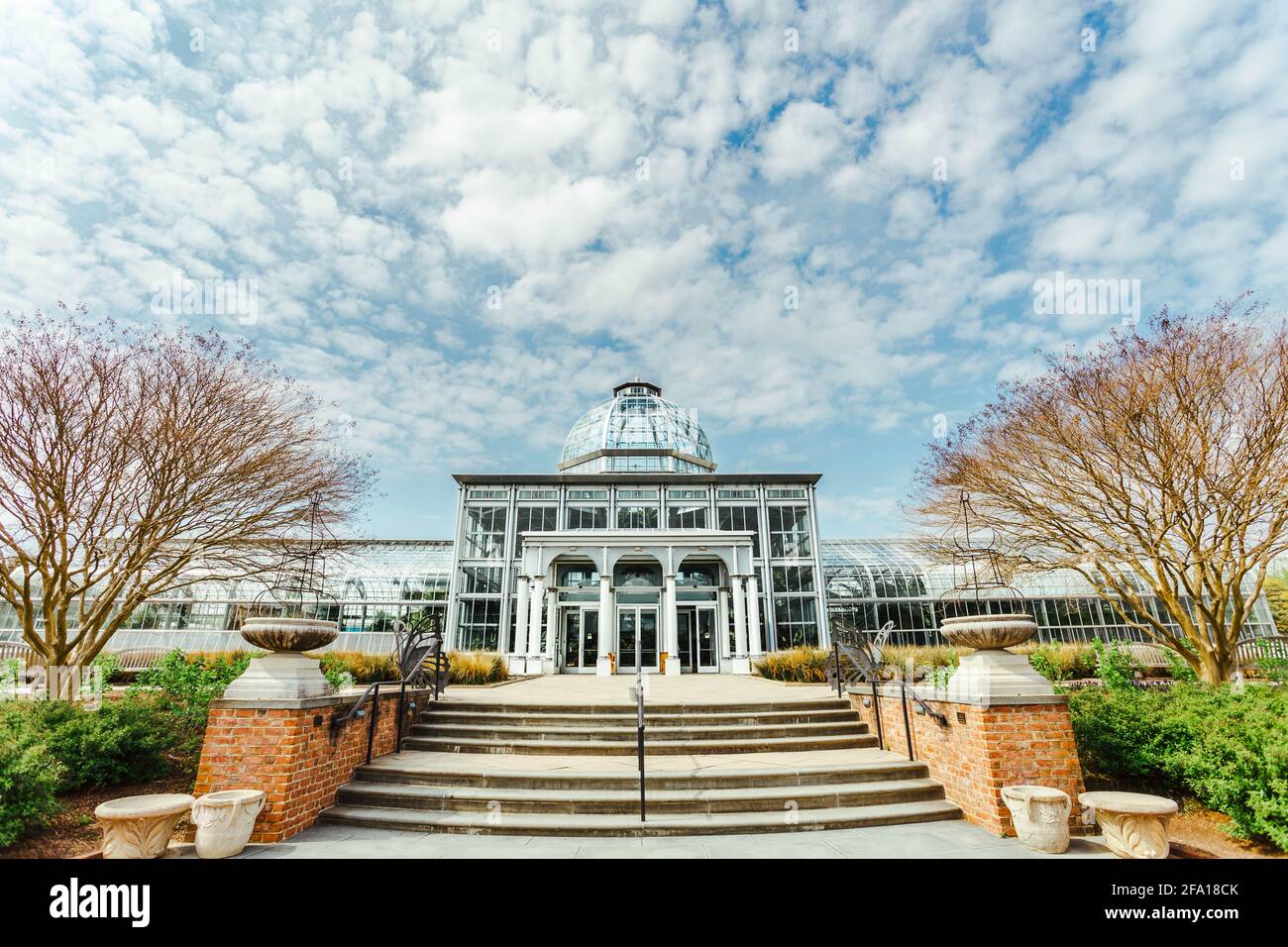 Entrata frontale della serra di vetro presso il Giardino Botanico di Lewis Ginter in una soleggiata giornata primaverile a Richmond, Virginia Foto Stock