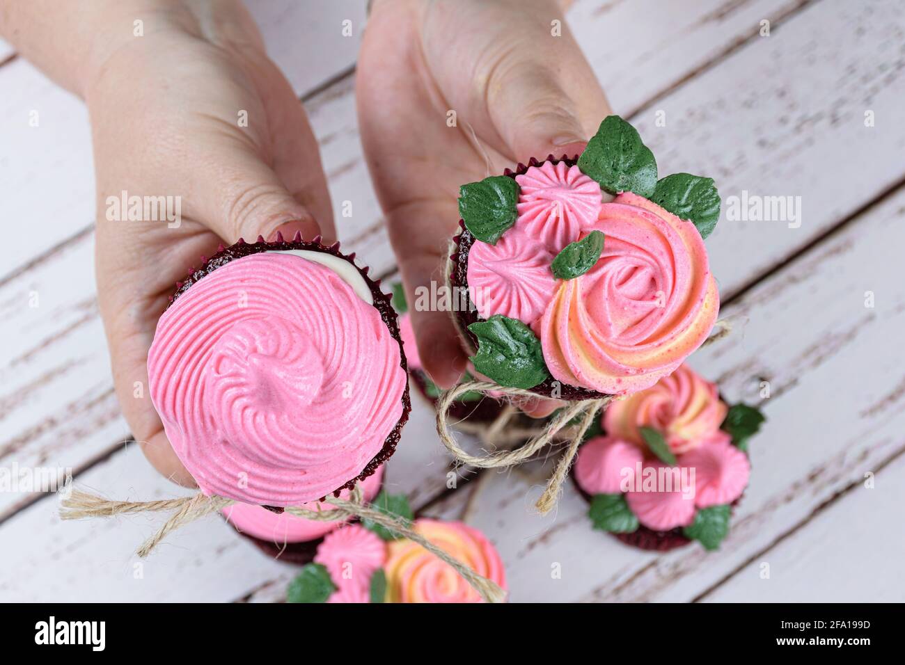 In primo piano pasticceria con due cupcake di velluto rosso con glassa di crema al burro. Foto Stock