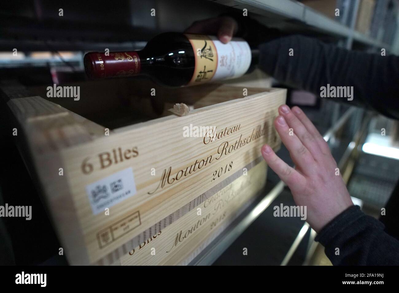 Tornesch, Germania. 21 Apr 2021. Le scatole di bottiglie 'Chateau Mouton Rothschild 2018' si trovano in un magazzino supplementare del centro logistico IWL (Internationale Wein-Logistik) del commerciante di vino Hawesko. Secondo i dati preliminari, la società si considera il più grande gruppo di commercio del vino d'Europa e ha raggiunto un aumento del fatturato del dodici per cento nel 2020. Credit: Marco Brandt/dpa/Alamy Live News Foto Stock