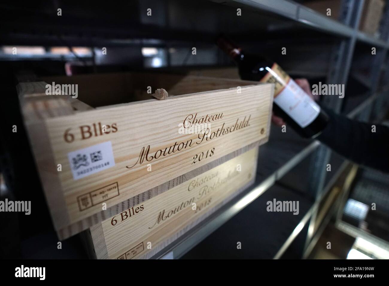 Tornesch, Germania. 21 Apr 2021. Le scatole di bottiglie 'Chateau Mouton Rothschild 2018l' si trovano in un magazzino supplementare del centro logistico IWL (Internationale Wein-Logistik) del commerciante di vino Hawesko. Secondo i dati preliminari, la società si considera il più grande gruppo di commercio del vino d'Europa e ha raggiunto un aumento del fatturato del dodici per cento nel 2020. Credit: Marco Brandt/dpa/Alamy Live News Foto Stock