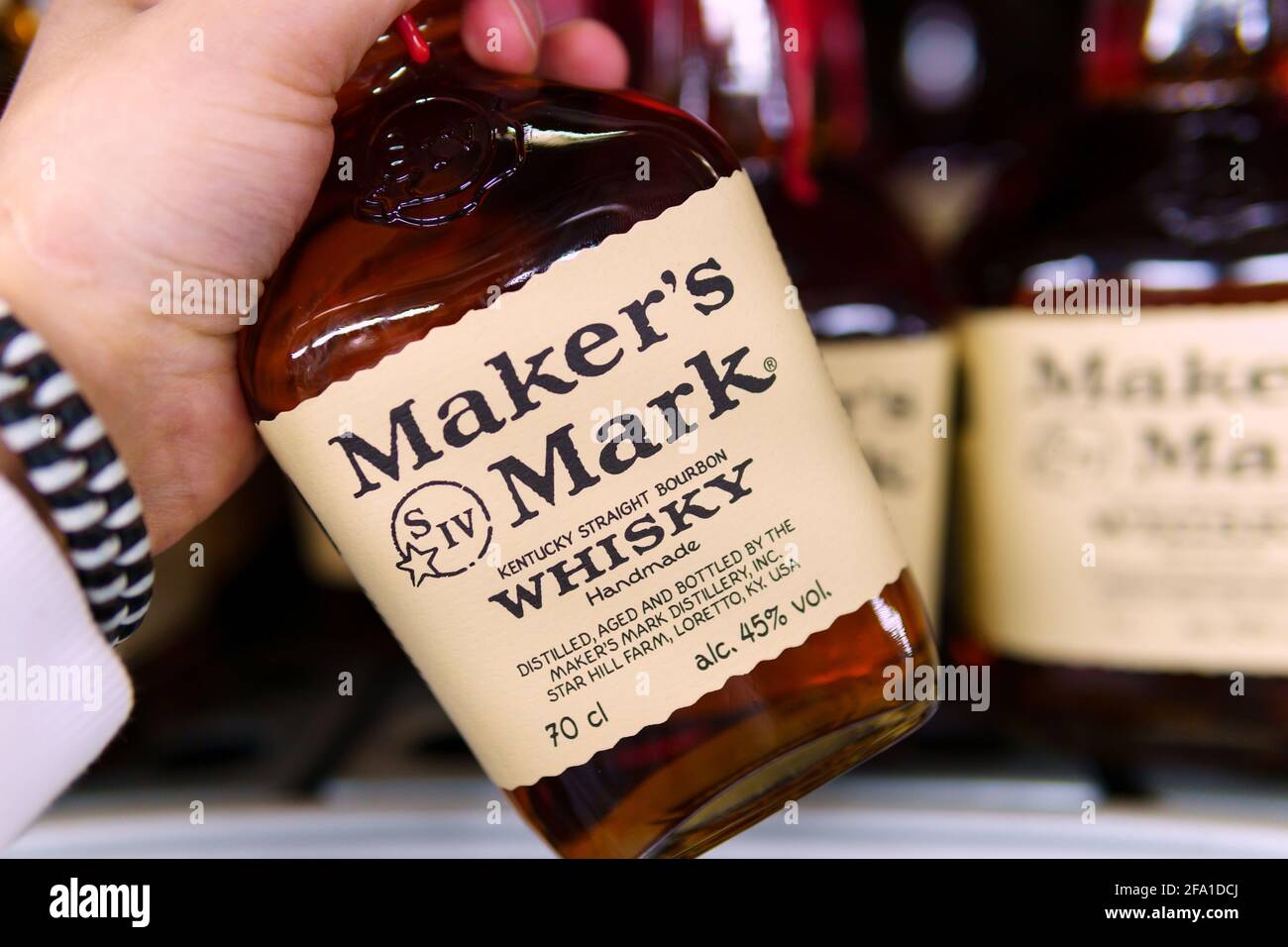 Tyumen, Russia-21 aprile 2021: Makers Mark, un popolare whisky Kentucky Straight bourbon, su uno scaffale di un negozio al dettaglio. Foto Stock