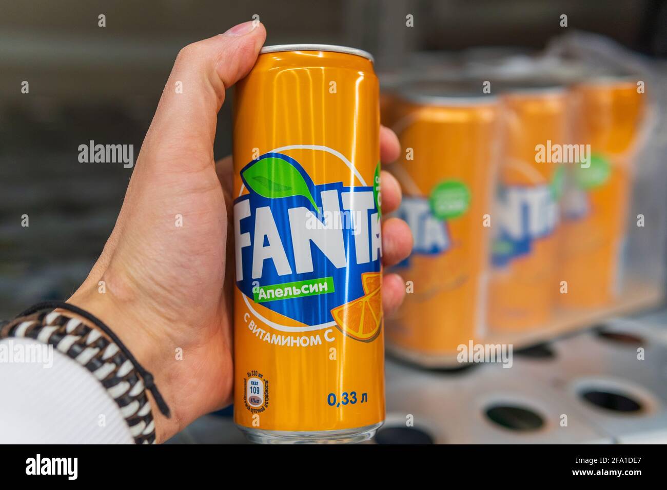 Tyumen, Russia-21 aprile 2021: Fanta è una delle più famose bibite gassate withorangetaste. Vendita in supermercati Foto Stock