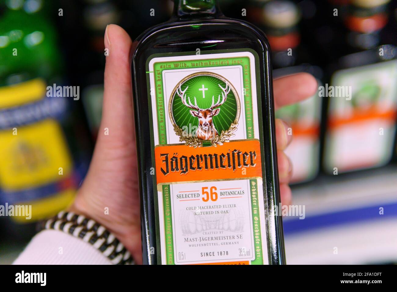 Tyumen, Russia-21 aprile 2021: Jagermeister è un livello tedesco di alta classe di bevande alcoliche forti con l'aggiunta di varie erbe. Sugli scaffali di un hyp Foto Stock