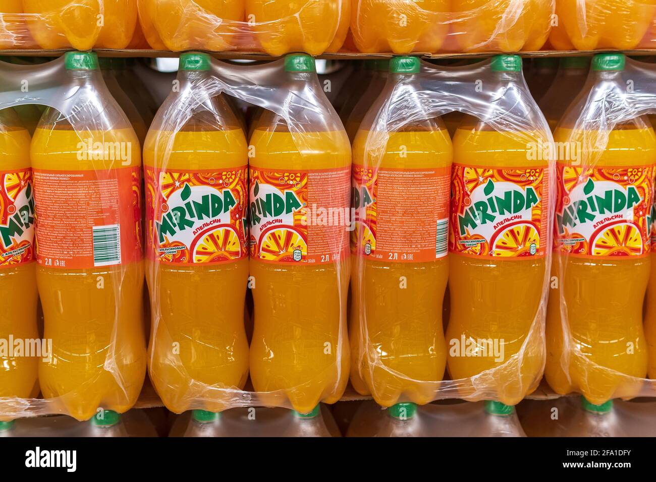Tyumen, Russia-21 aprile 2021: Bottiglie di mirinda arancione su scaffale in esposizione presso un centro commerciale. Per la vendita in supermercati Foto Stock