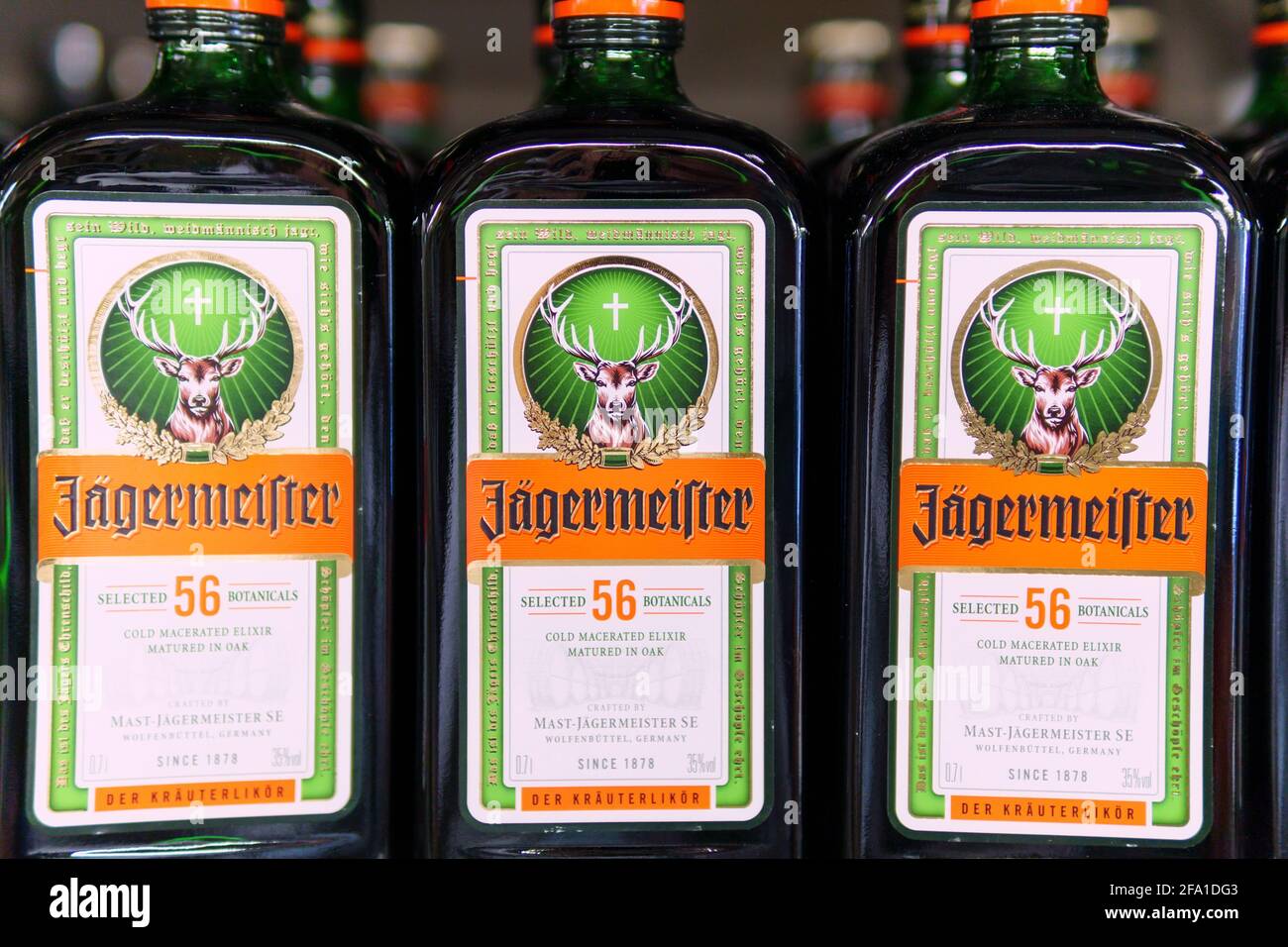 Tyumen, Russia-21 aprile 2021: Jagermeister, liquore forte tedesco molto popolare infuso di erbe. Bevanda alcolica che comprende 56 ingredienti botanici Foto Stock
