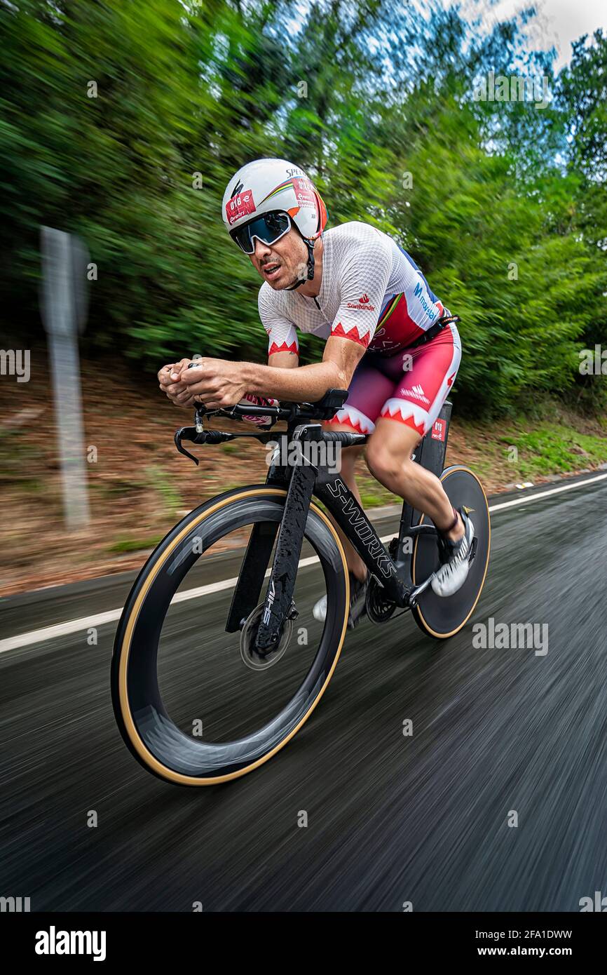 Bilbao. Javier Gomez Noya in bicicletta a piena velocità nel campionato di  spagnolo LD Triathlon a Bilbao 2020 Foto stock - Alamy