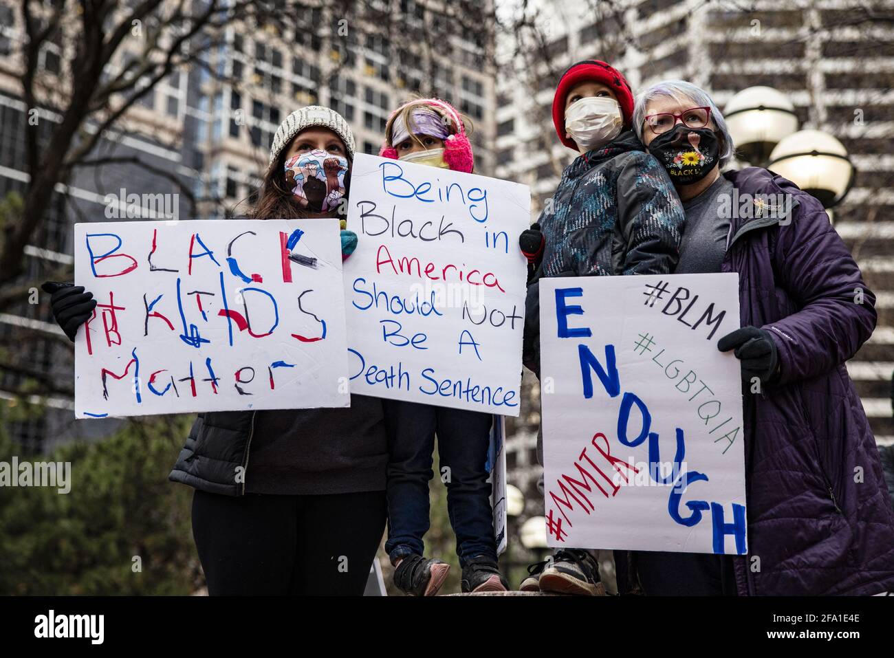 I manifestanti di Black Lives Matter si riuniscono di fronte al tribunale della contea di Hennepin a Minneapolis, MN, USA mercoledì 21 aprile 2021. Le proteste sono continuate dopo che l'ex poliziotto Derek Chauvin è stato giudicato colpevole di tutte le accuse per l'omicidio di George Floyd e Daunte Wright è stato ucciso dalla polizia che ha condotto una fermata del traffico mentre Chauvin era in fase di processo. Foto di Samuel Corum/CNP/ABACAPRESS.COM Foto Stock