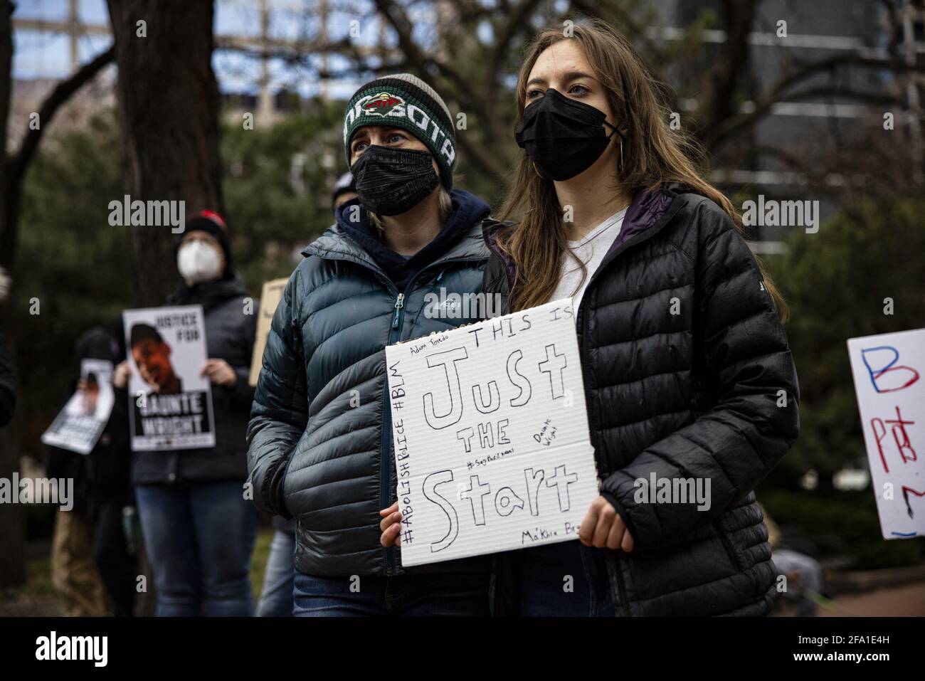 I manifestanti di Black Lives Matter si riuniscono di fronte al tribunale della contea di Hennepin a Minneapolis, MN, USA mercoledì 21 aprile 2021. Le proteste sono continuate dopo che l'ex poliziotto Derek Chauvin è stato giudicato colpevole di tutte le accuse per l'omicidio di George Floyd e Daunte Wright è stato ucciso dalla polizia che ha condotto una fermata del traffico mentre Chauvin era in fase di processo. Foto di Samuel Corum/CNP/ABACAPRESS.COM Foto Stock