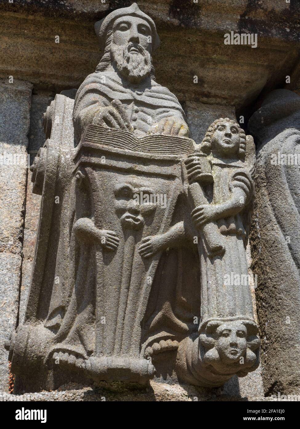 San Matteo con un angelo, Calvario, recinto parrocchiale, 29400 Guimiliau, Bretagna, Francia. Foto Stock