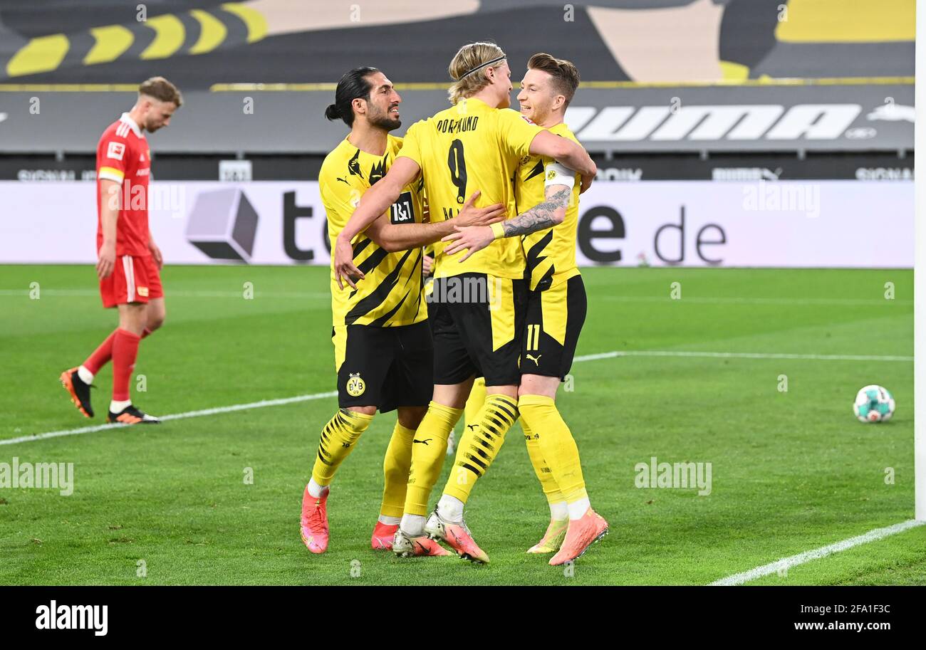 v. l. Emre Can (Borussia Dortmund), Erling Haland (Borussia Dortmund), Marco Reus (Borussia Dortmund), Jubel nach Tor zum 1:0 Fussball, Herren, Sis Foto Stock