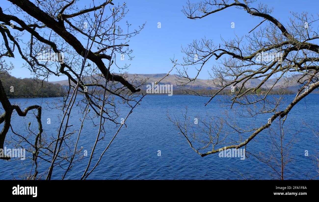 Loch Lomond in un giorno di Aprils Foto Stock