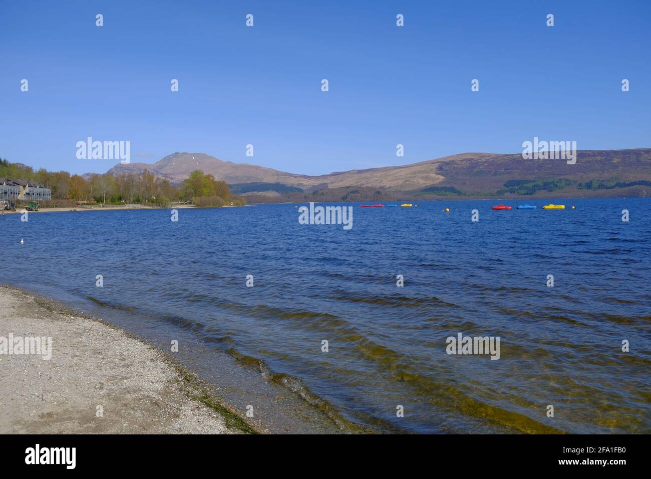 Loch Lomond in un giorno di aprile soleggiato Foto Stock