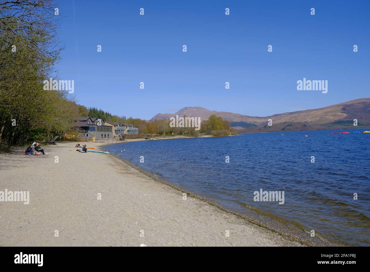 Loch Lomond in un giorno di aprile soleggiato Foto Stock