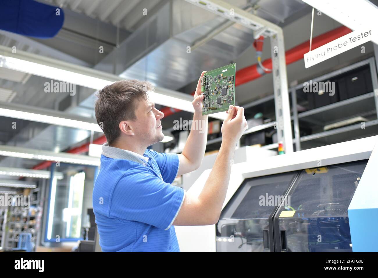 In ingegneria microelettronica: i lavoratori nella produzione e nel controllo di qualità di electronic high tech componenti in un moderno stabilimento Foto Stock