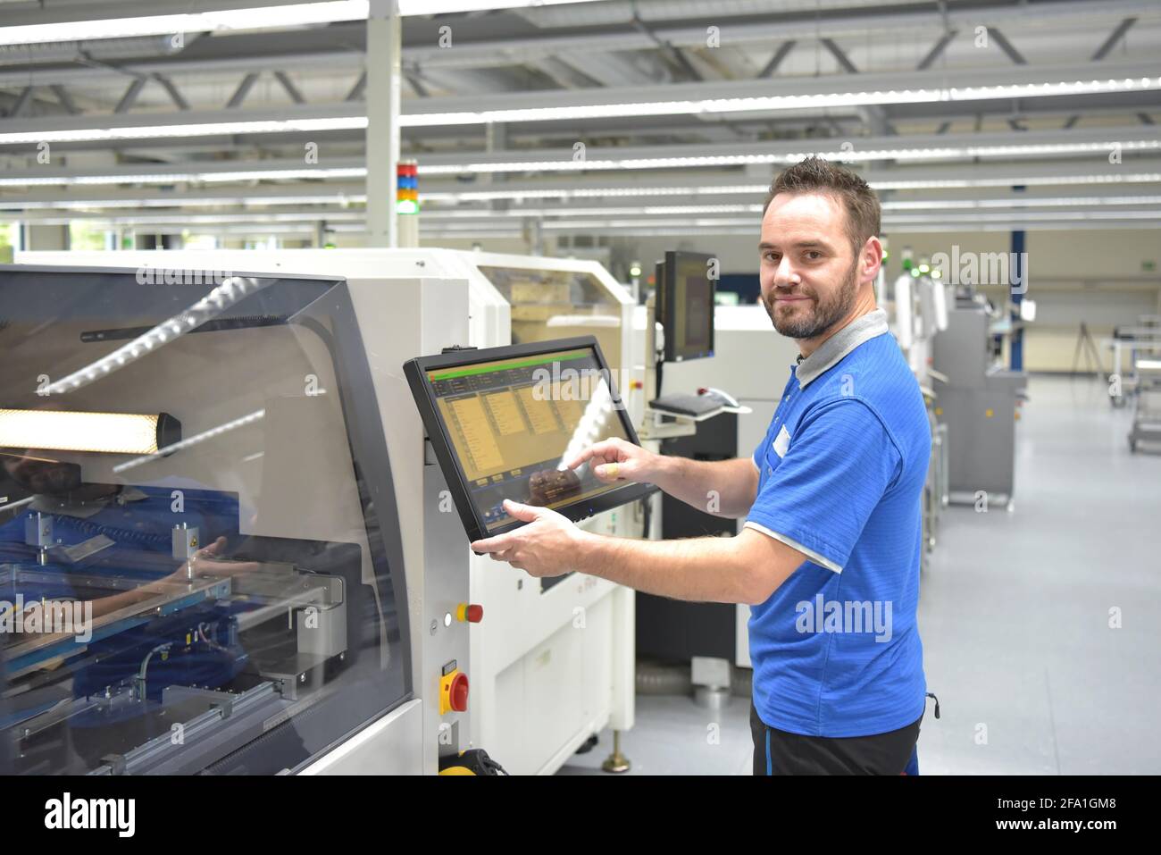 Produzione di componenti elettronici in un moderno stabilimento - Ingegnere sul posto di lavoro Foto Stock