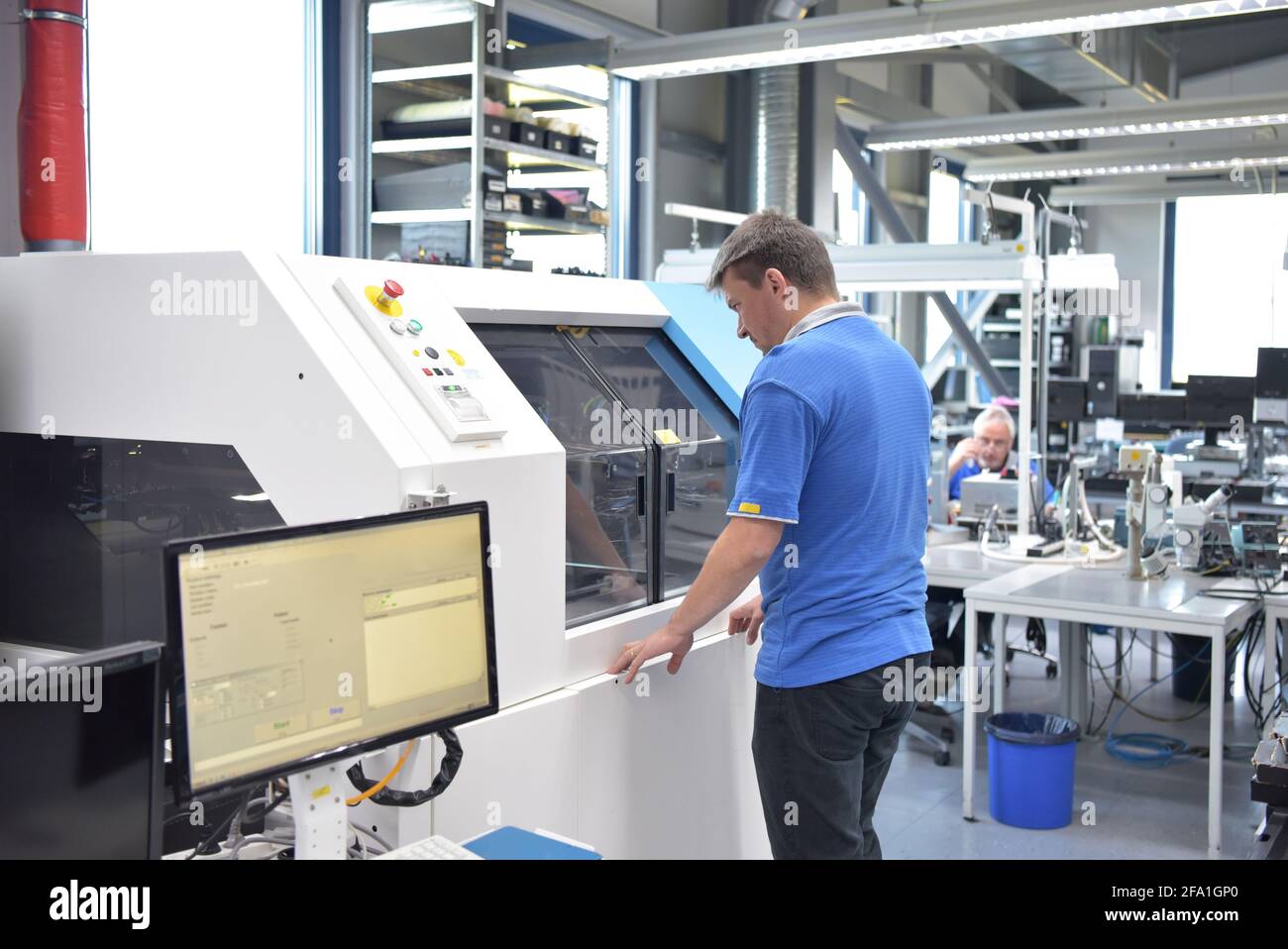 In ingegneria microelettronica: i lavoratori nella produzione e assemblaggio di electronic high tech componenti in un moderno stabilimento Foto Stock