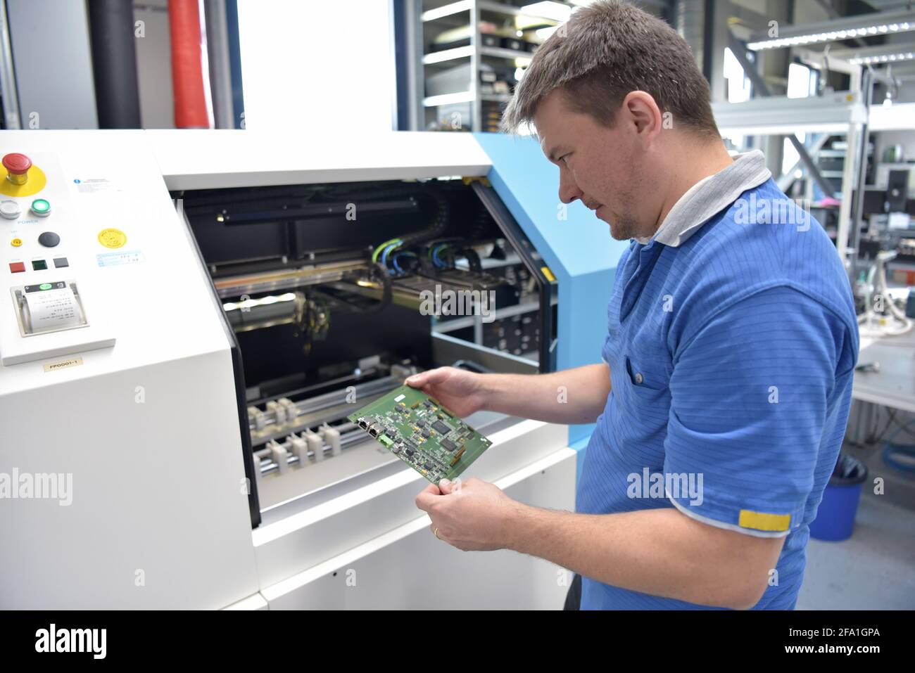 In ingegneria microelettronica: i lavoratori nella produzione e nel controllo di qualità di electronic high tech componenti in un moderno stabilimento Foto Stock