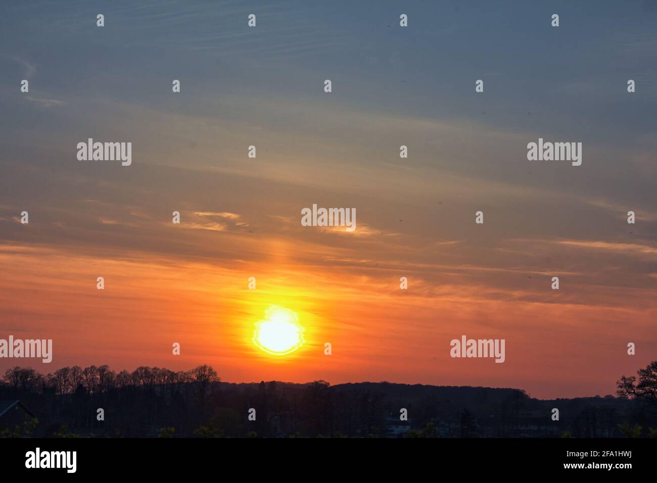 Tramonto su Wootten Wawen, Warwickshire, Regno Unito lunedì 19 aprile 2021. Durata di 1 ora dal ponte anteriore del nostro narrowboat. Foto Stock